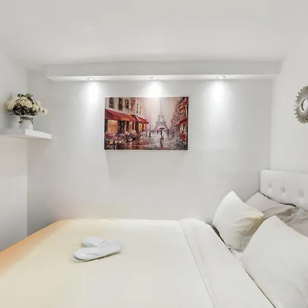Bel Pres De Notre Dame De Lorette By Weekome Guest house Paris